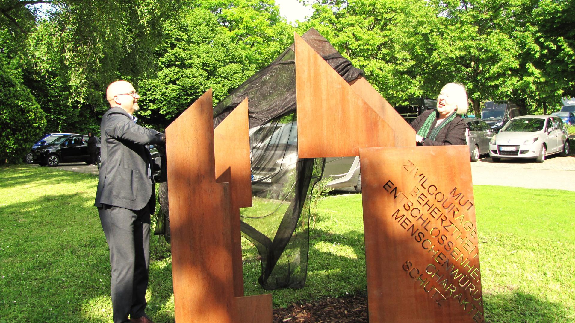 Die Skulptur zum Gedenken an Otto Hörner wurde am Mittwoch von Künstlerin Madeleine Dietz und OB Johannes Arnold enthüllt.