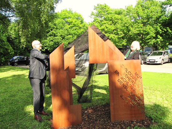 Die Skulptur zum Gedenken an Otto Hörner wurde am Mittwoch von Künstlerin Madeleine Dietz und OB Johannes Arnold enthüllt.