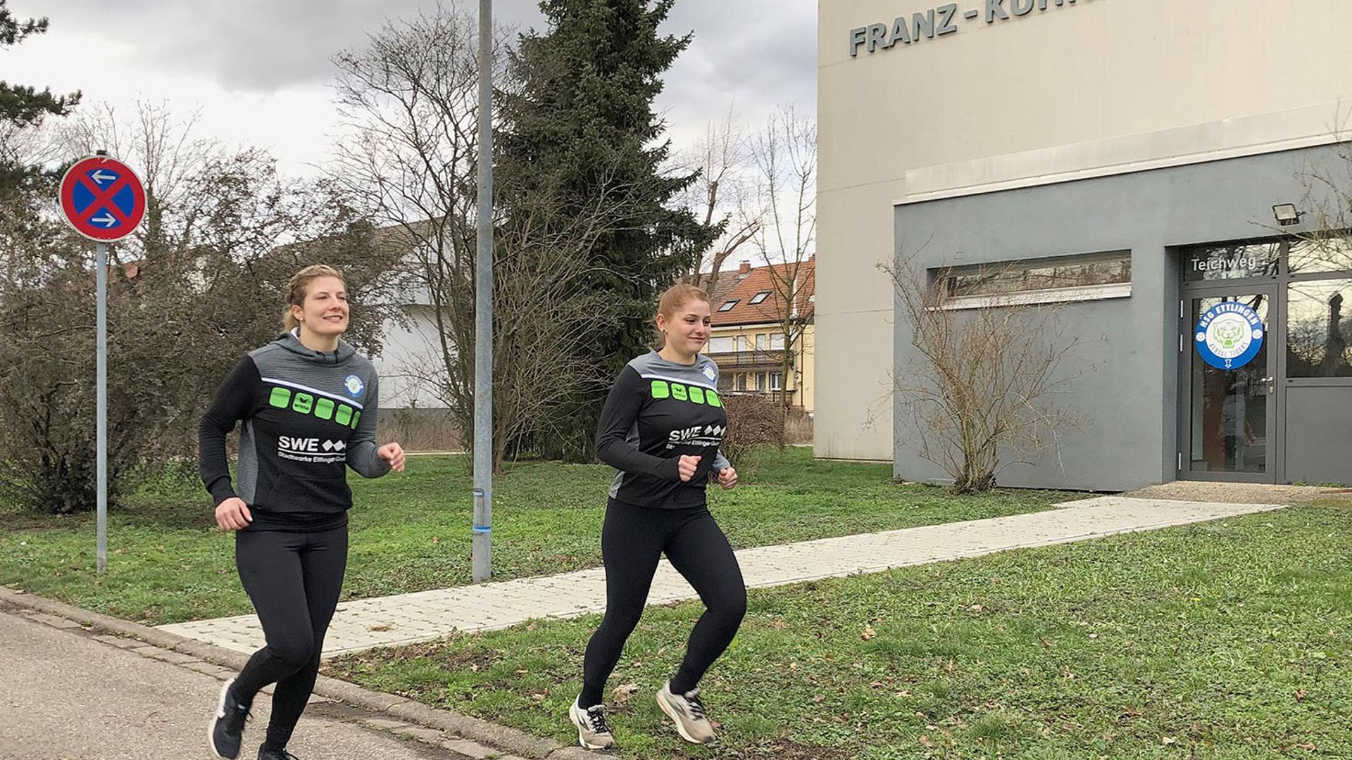 Carolin Schweikart (links) und Sophie Jung von den „Albtal Tigers“ der Handballspielgemeinschaft HSG Ettlingen laufen fast täglich, um auch
 während des Lockdowns fit zu bleiben.