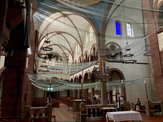 Hagelnetze hängen in der Ettlinger Herz Jesu Kirche, um vor herabfallenden Deckenteilen zu schützen. Die Kirche hat einen „Dachschaden“, Nässe dringt seit längerem ein.