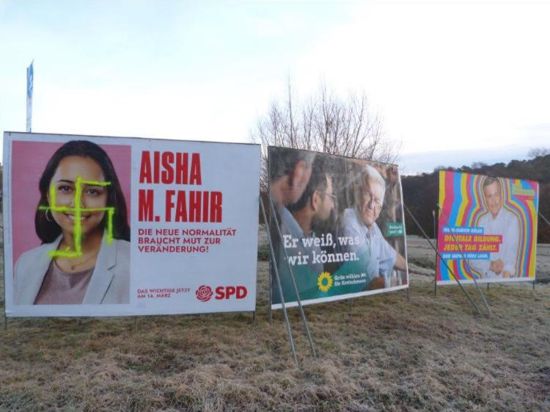 Verfassungsfeindliches Symbol: Ein Hakenkreuz prangt auf dem Wahlplakat von Aisha Fahir, Kandidatin der SPD aus dem Wahlkreis Ettlingen, in Karlsbad. 