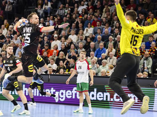 Handball: Länderspiel, Deutschland - Portugal. Deutschlands Kai Häfner (l) wirft auf das Tor gegen Portugals Torwart Diogo Marques. 