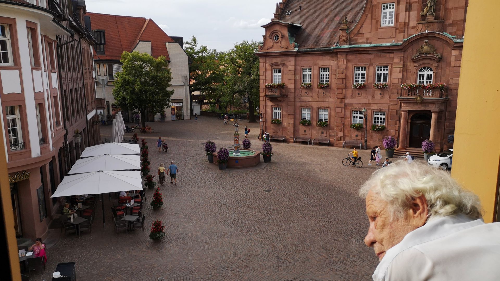 Der Blick mitten hinein ins Leben auf dem Ettlinger Marktplatz mit dem historischen Rathaus ist für Harald Hurst Gold wert.