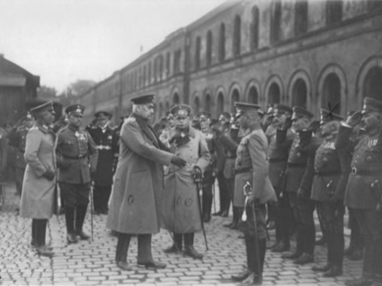 Hindenburg besucht 1924 nach der Einweihung des Tannenbergdenkmals den Militärstandort Königsberg in Ostpreußen (heute Kaliningrad). 