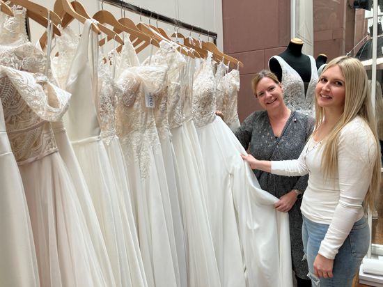 Bei der Wahl des Brautkleids setzen viele Bräute auf schlichte Eleganz. Janina Kern (rechts) lässt sich bei der Ettlinger Hochzeitsmesse von Silke Keßler beraten.