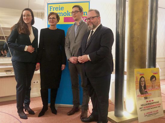 Zum Erinnerungsfoto mit Bettina Stark-Watzinger, der Bundesministerin für Bildung und Forschung (zweite von links) stehen Alena Fink-Trauschel, Niclas Moldenhauer und Christian Jung bereit.