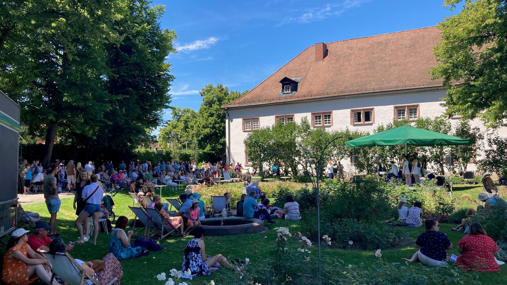 Viel Aufenthaltsqualität: Die Ettlinger Innenstadt kann auch mit viel Grün dienen. Idyllisches Plätzchen ist etwa der Rosengarten beim Schloss, hier beim Musikfestival im Sommer 2022.