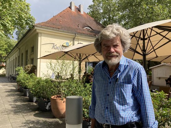 Als Geschichtenerzähler nach Ettlingen gekommen: Reinhold Messner spricht am Sonntagabend beim Open Air der Kulisse am Dickhäuterplatz.