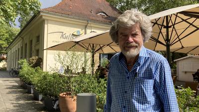 Als Geschichtenerzähler nach Ettlingen gekommen: Reinhold Messner spricht am Sonntagabend beim Open Air der Kulisse am Dickhäuterplatz.