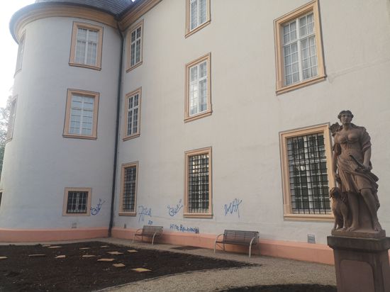 Schlossfassade mit Graffiti
