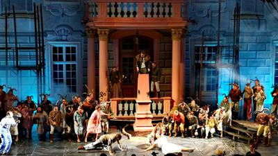 In den Bann zieht die Oper „Der Freischütz“ bei den Schlossfestspielen Ettlingen, als Dauerregen und Dunkelheit eine besondere Atmosphäre schaffen.