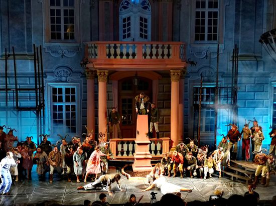 In den Bann zieht die Oper „Der Freischütz“ bei den Schlossfestspielen Ettlingen, als Dauerregen und Dunkelheit eine besondere Atmosphäre schaffen.