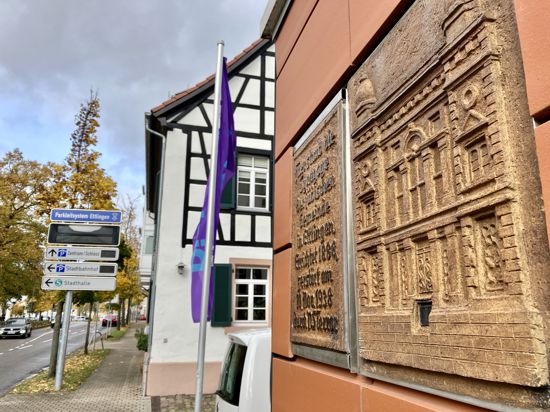 Die Gedenktafel am Haus Pforzheimerstraße 33 erinnert an die frühere Ettlinger Synagoge, die in der Reichspogromnacht niedergebrannt wurde.