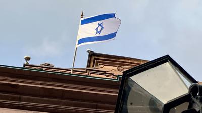Die Flagge Israels weht über dem Ettlinger Rathaus.