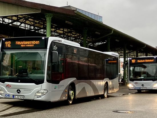 Busse am Ettlinger Stadtbahnhof.