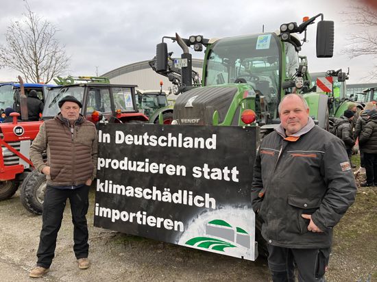 Klares Statement aus und für die Region: Der Ettlinger Seehofbauer Alexander Kunz (links) und Christopher Essig, Landwirt aus Forchheim, sorgen sich um dei Zukunft ihrer Betriebe.