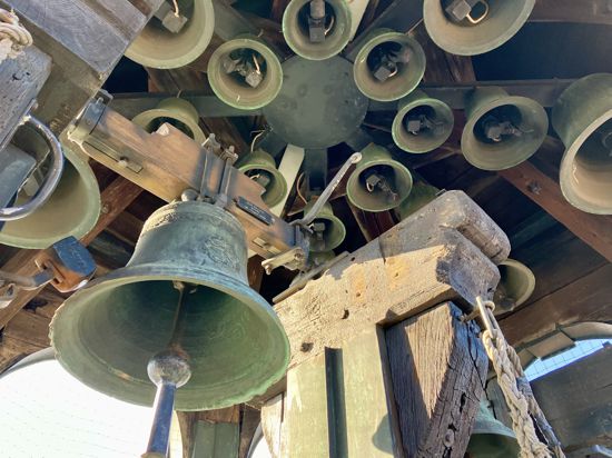 Blick von unten auf die Glocken in der Spitze des Ettlinger Rathausturms.