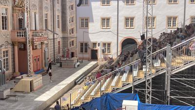 Öffentliche Probe: Auf der Schlosshofbühne sehen Besucher des Theaterfestes am Samstag Szenen der Produktion  „7 1/2 Cent – The Pajama Game“. 
