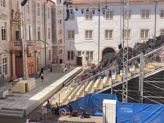Öffentliche Probe: Auf der Schlosshofbühne sehen Besucher des Theaterfestes am Samstag Szenen der Produktion  „7 1/2 Cent – The Pajama Game“. 