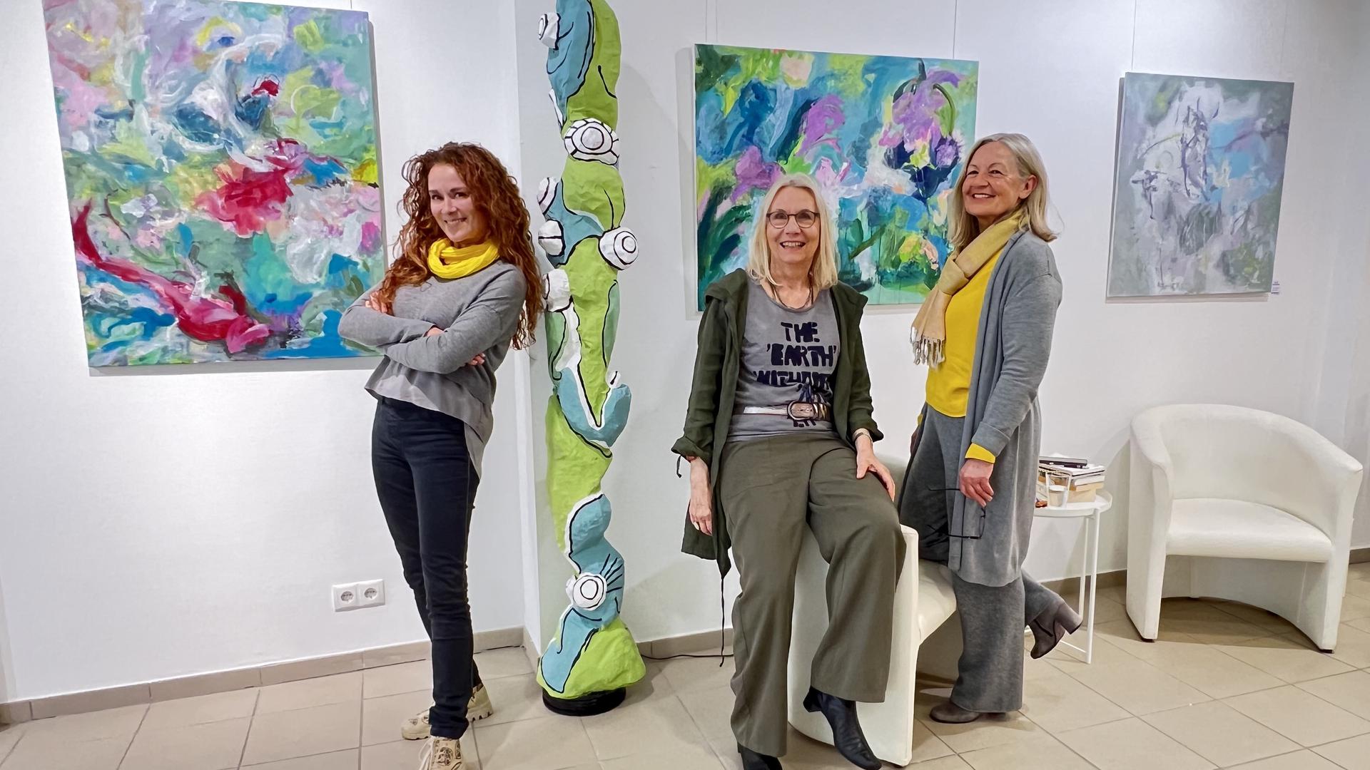 Die Tausendsassas stellen in der ArtGalerie ihre Kunst aus. Von links: Martina Lammel, Sabine Henzler und Petra Moderegger.