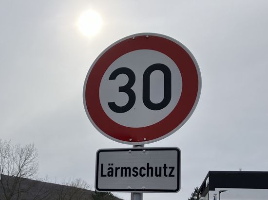 Tempo-30-Schild in der Ettlinger Luisenstraße.