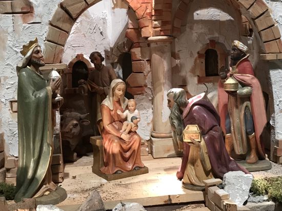 Die Heiligen Drei Könige überreichen dem Jesuskind ihre Geschenke. Darstellung der Szene auf der Krippe in der Kirche St. Josef in Bruchhausen.
