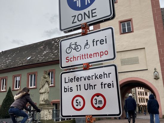 Ein Schild Fugängerzone steht vor dem Ettlinger Rathaus. Schritttempo für Radfahrer ist erlaubt in der Ettlinger Fußgängerzone. 