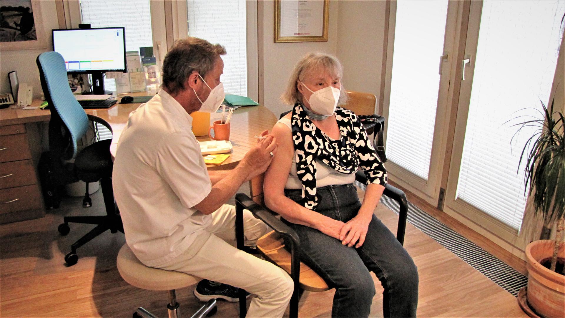 Von Patrick Näher bekommt Patientin Marlene Drewitz ihre Booster-Impfung.