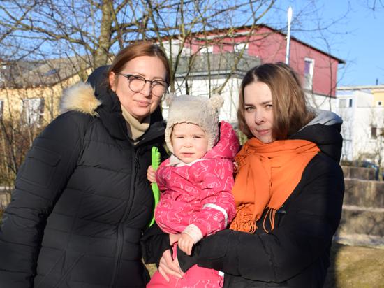 Svitlana Uhryn, ihre Tochter und ihre anderthalbjährige Enkelin schauen in die Kamera.