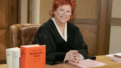 Barbara Salesch am Richtertisch im Gerichtssaal