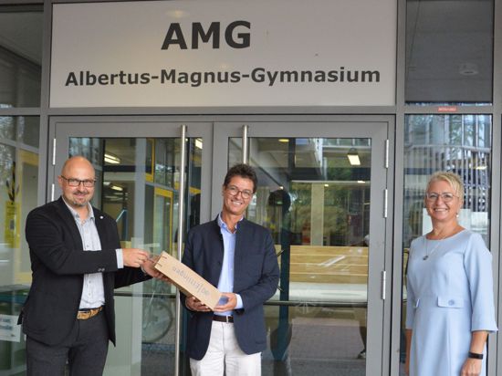 Ein Präsent für den Neuen: Oberbürgermeister Johannes Arnold (links) mit dem neuen AMG-Direktor Jochen Bischoff und der Bildungsamtleiterin Barbara Baron-Cipold.