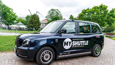 Ein schwarzes Fahrzeug von MyShuttle steht im Ettlinger Stadtgarten.