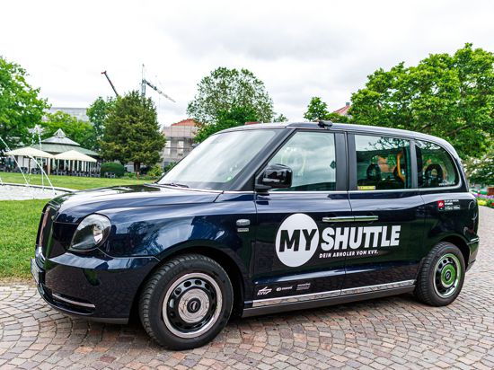 Ein schwarzes Fahrzeug von MyShuttle steht im Ettlinger Stadtgarten.