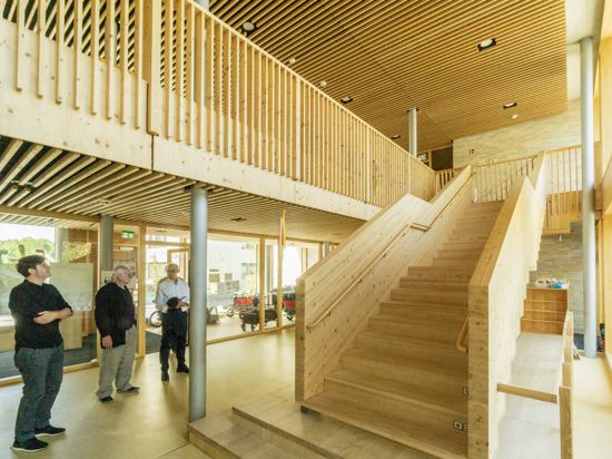 Wie eine große Skulptur wirkt die zentrale Treppenanlage im Foyer der Kindertagesstätte „Weitblick“ in Ettlingen. Die Jury des Bundes Deutscher Architektinnen und Architekten zeigte sich bei ihrem Besuch beeindruckt. 