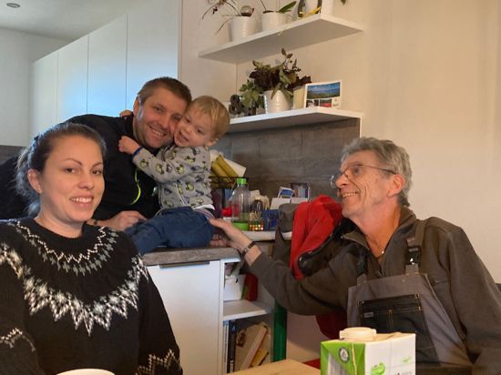 Es hing an einer kleinen OP: Endlich wieder glücklich ist die Familie Schneider in Ettlingen-Bruchhausen, nachdem der kleine Luis endlich operiert werden konnte. Von links freuen sich Mama Sarah, Papa Frank und Opa Michael.