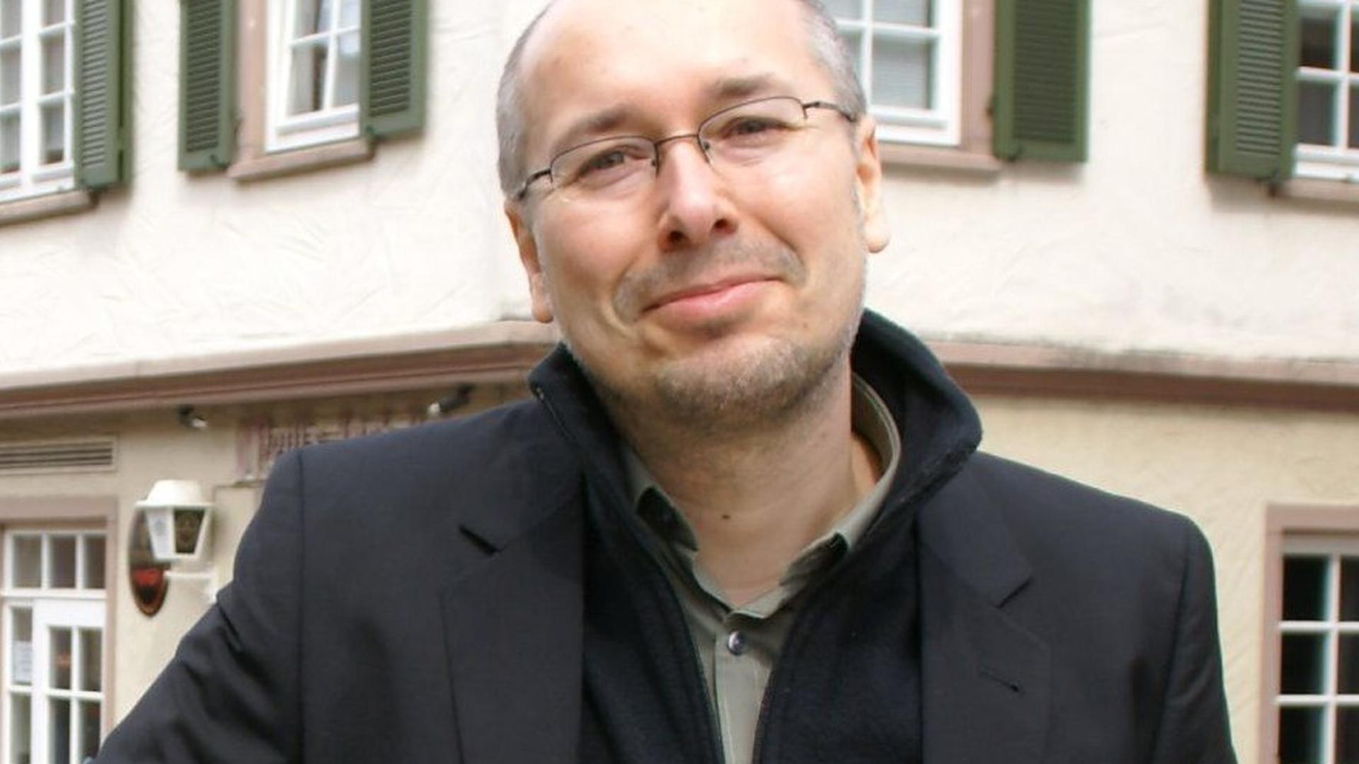 Der Ettlinger Klimaschutzmanager Dieter Prosik lächelt in die Kamera.
