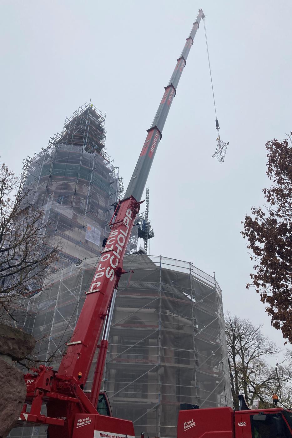 Maßarbeit: Mit einem 60 Meter hohen Kran wurde das Kreuz der Martinskirche am Freitagvormittag in Ettlingen entfernt.