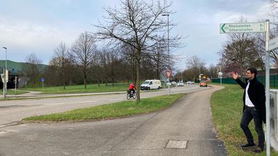 Vorher abgebogen: Beim Ortstermin wurde schnell klar, dass aus Richtung Rheinstetten kommende Radfahrer nicht auf den Geh- und Radweg (rechts) einbiegen, sondern – wie hier ein Radler – auf die viel befahrende Mörscher Straße.