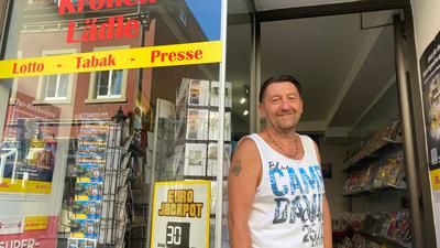 Thomas Ihli, der Betreiber des „Kronen-Lädle“ in der Ettlinger Kronenstraße, steht in der Eingangstür zu seinem Kiosk.