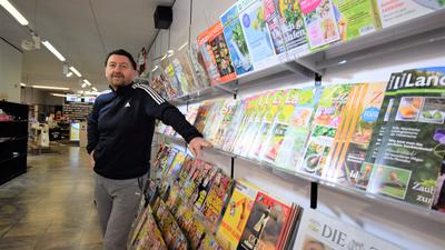 Thomas Ihli lehnt sich an die Zeitschriften-Regale in seinem Kiosk in der Ettlinger Kronenstraße.