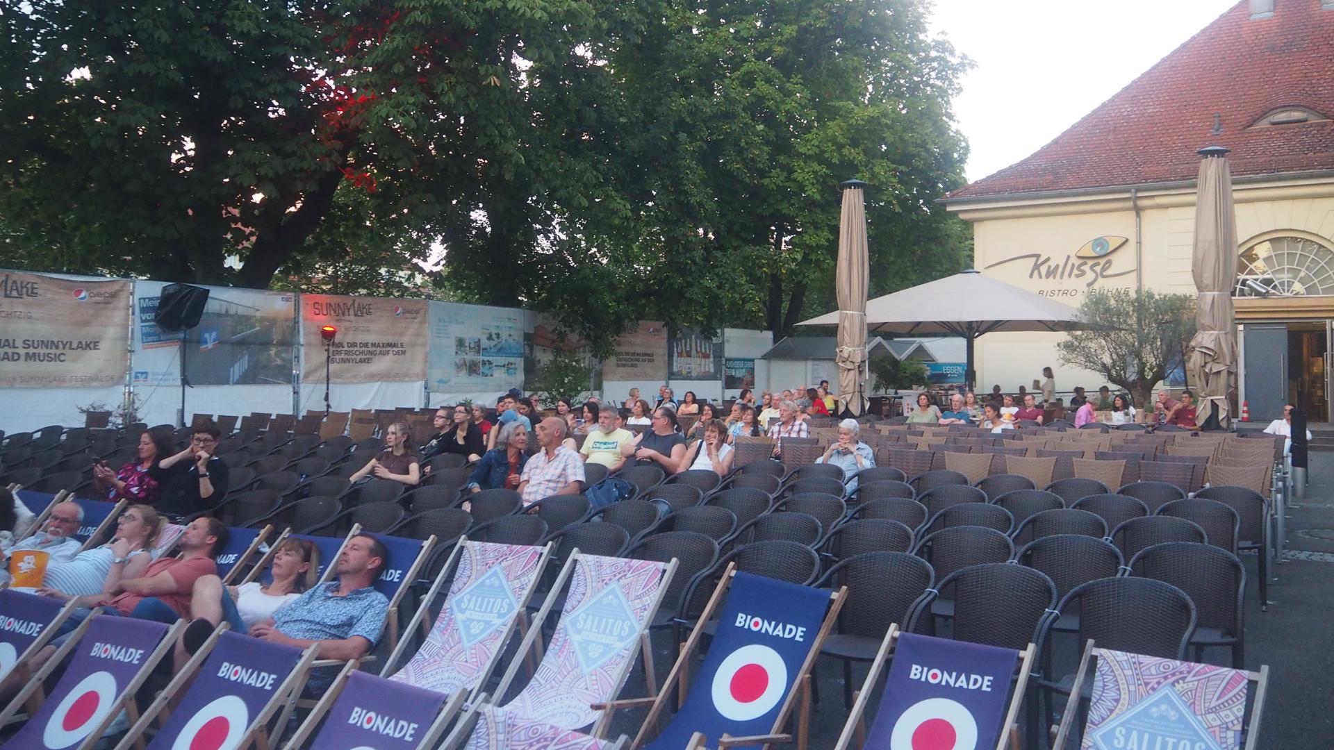 Angelockt von der besonderen Atmosphäre im Ettlinger Open-Air-Kino und dem Film-Klassiker Bohemian Rhapsody wurden rund 80 Zuschauer, die es sich in den Liegestühlen, Stühlen oder an Tischen und mit Snacks gemütlich gemacht haben.
 