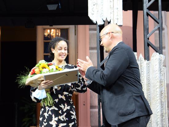 Auszeichnung: Oberbürgermeister Johannes Arnold überreicht den Kurt-Müller-Graf-Preis auf der Schlosshof-Bühne an Schauspielerin Ivy Lißack. 