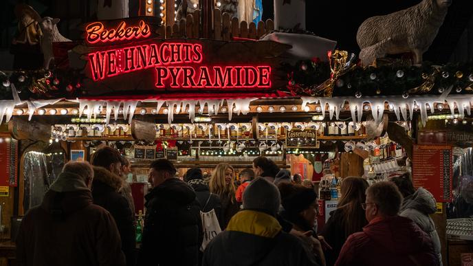 Viele Menschen versammeln sich vor der Weihnachtspyramide auf dem Ettlinger Weihnachtsmarkt.