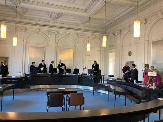 Blick in Schwurgerichtssaal mit Richtern, Schöffen, Angeklagter, Staatsanwältin