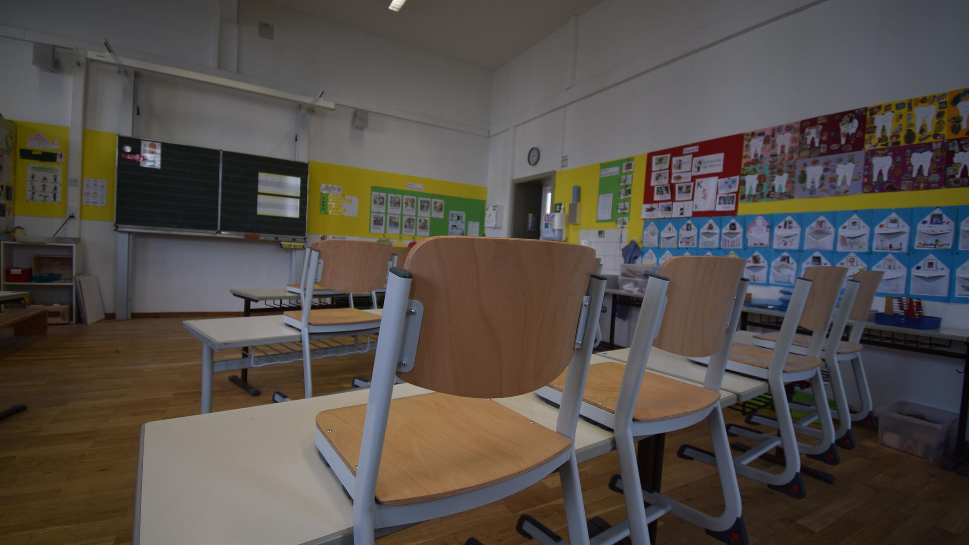 Blick ins Klassenzimmer der Thiebauthschule in Ettlingen. Noch stehen die Stühle auf den Bänken. Am 22. Februar soll der Präsenzunterricht wieder losgehen.