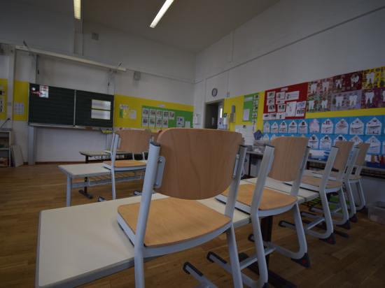 Blick ins Klassenzimmer der Thiebauthschule in Ettlingen. Noch stehen die Stühle auf den Bänken. Am 22. Februar soll der Präsenzunterricht wieder losgehen.