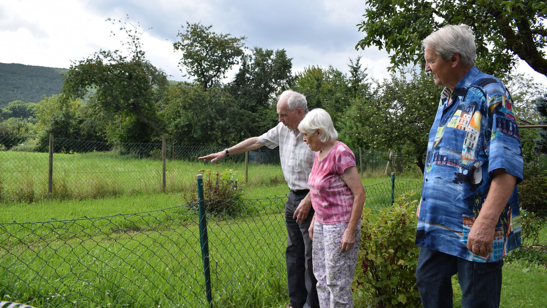 Bernd Rau und das Ehepaar Hansi und Roland Weiler schauen sich die Wiese an, die 2013 überflutet wurde.