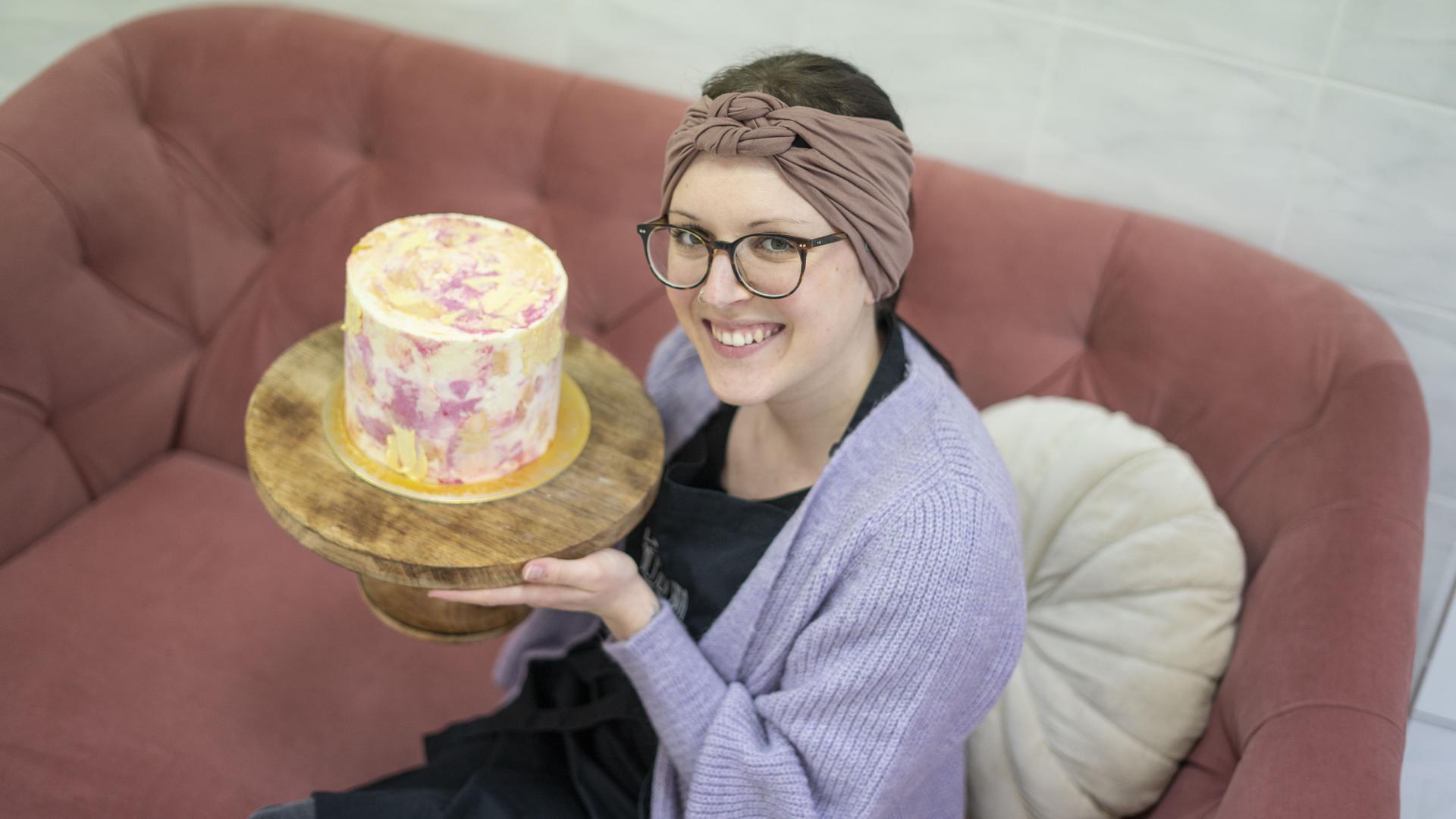 Vanessa Dettenberg hält einen kunstvoll verzierten Kuchen.