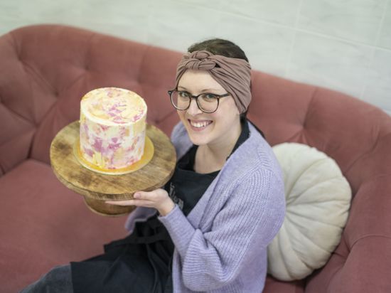 Vanessa Dettenberg hält einen kunstvoll verzierten Kuchen.