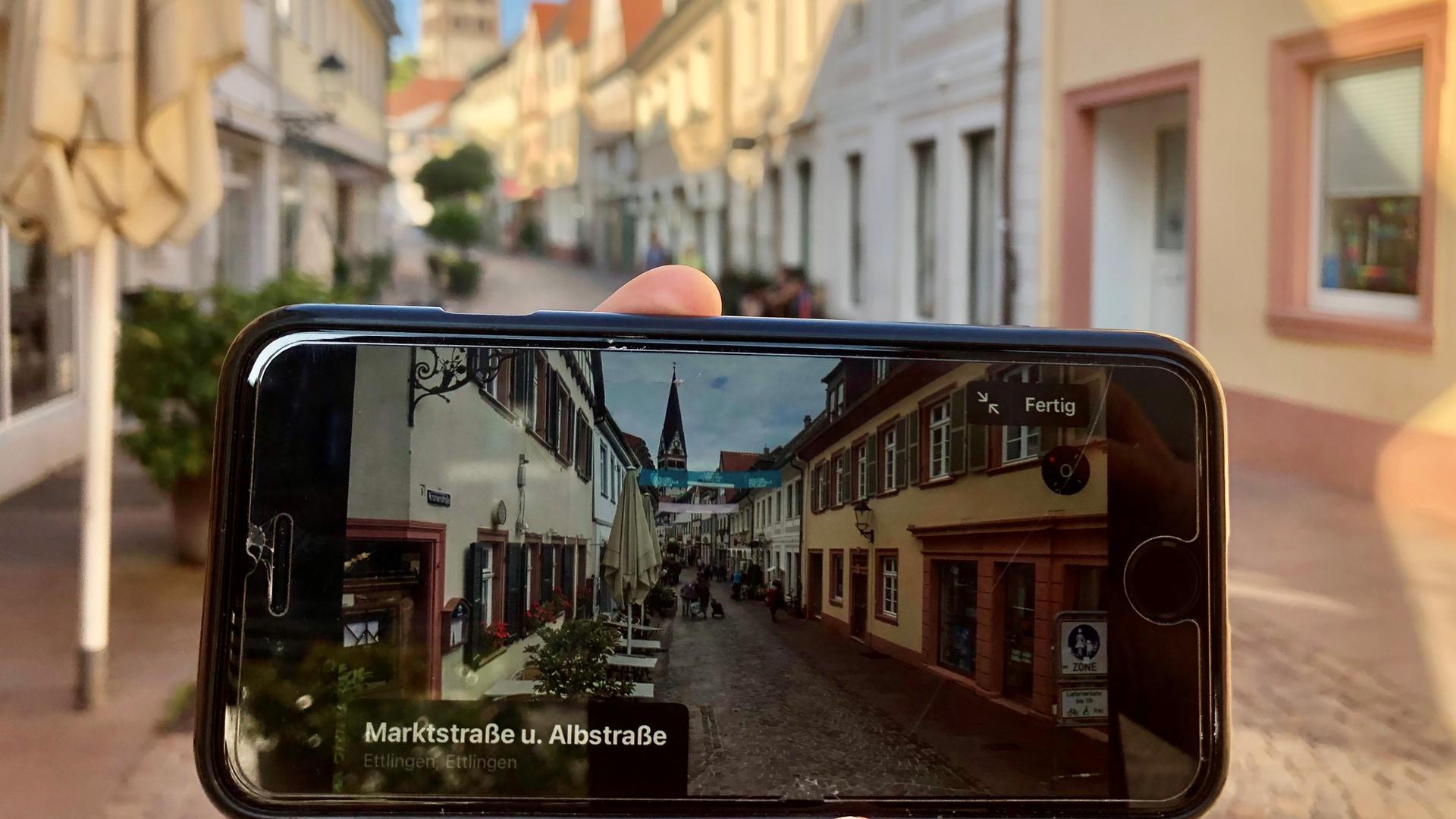 Detailgetreu: Der Blick in die Kronenstraße von der Kreuzung Marktstraße/Albstraße in Ettlingen durch die „Look Around“-Funktion von Apple.